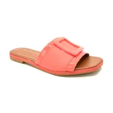 Sandalia Usaflex confort slide color coral con detalle de hebilla geométrica en la tira superior.