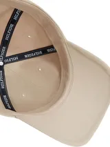 Gorra de béisbol beige de algodón con logo de Tommy Hilfiger bordado en azul en el frente y bandera de la marca bordada en el lateral.