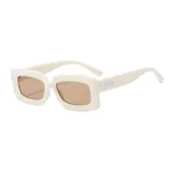 Gafas de sol rectangulares color crema con lentes marrones.