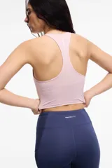 Top deportivo negro con escote en V, breteles finos cruzados en la espalda y copas removibles.