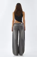 Pantalón wide leg color gris con bolsillos laterales y costuras verticales al frente.