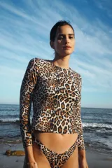 Camiseta manga larga de lycra con estampado animal print de leopardo.