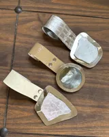 Cinto de ecocuero con hebilla redonda de alpaca y nácar.