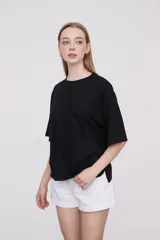 Remera negra de corte ancho y mangas cortas.