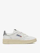 Zapatillas urbanas Autry Medalist Low para mujer, de cuero blanco con detalles en plateado en el talón y logo de la marca en el lateral.