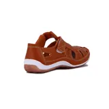 Guillerminas casuales de cuero color suela, con calados y ajuste con velcro.