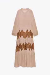 Vestido midi color beige con detalles de encaje marrón, cuello alto con lazo, escote pico, manga larga y botones frontales.