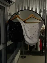Top ajustado al cuerpo, sin mangas y con escote cuadrado. Presenta tachas plateadas en el frente.