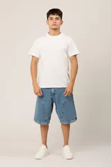 Bermuda de jean celeste con corte amplio, bolsillos laterales y traseros con costuras reforzadas.