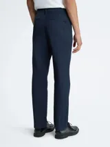 Pantalón chino azul marino de corte slim fit, con bolsillos laterales y traseros.
