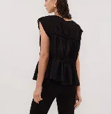 Blusa negra con escote redondo, sin mangas y detalle de frunces horizontales en el frente.