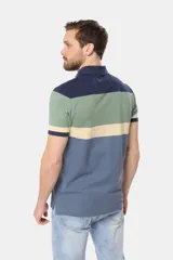Remera polo de piqué a rayas horizontales en verde, salmón, blanco y azul marino. Tiene cuello clásico, tapeta con dos botones y logo bordado en el pecho.