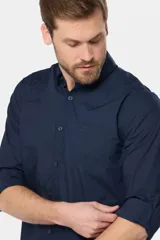 Camisa azul marino de manga larga con bolsillo en el pecho, confeccionada en algodón.