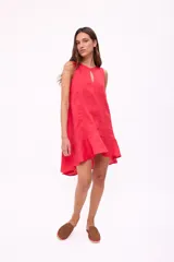 Vestido corto sin mangas de color rojo, con cuello redondo y detalle de abertura tipo gota en el pecho. Presenta un diseño holgado y terminación con volado en el ruedo.