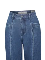 Pantalón de jean azul de tiro alto, corte recto, con bolsillos tipo cargo y detalles de costuras en contraste.