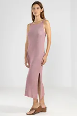 Vestido largo tejido en jersey con hilo lurex color rosa, con escote redondo y abertura lateral.