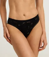 Kit de dos bombachas bikini sin costuras, una color lila claro y otra negra, ambas con textura y calce cavado.