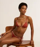 Bombacha de bikini color ladrillo, con lazos laterales, pespuntes en color crudo y efecto levanta pompis.
