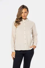 Camisa de lino color verde agua, de manga larga con botones para sujetar las mangas arremangadas.