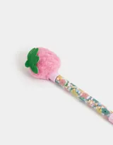 Lapicera con tinta negra, cuerpo de plástico transparente con estampado de flores y adorno de peluche en forma de frutilla.