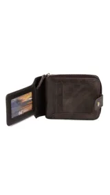 Billetera de cuero marrón oscuro con tapa y broche metálico, visor transparente, compartimentos internos y cierre seguro.