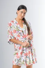 Bata kimono corta de algodón estampado con flores rojas, violetas y verdes. Tiene mangas al codo y lazo de ajuste en la cintura.