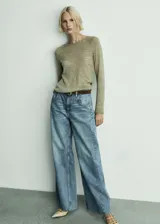 Pantalón de jean celeste de corte wide leg, tiro medio y cinco bolsillos.
