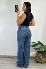 Pantalón de jean celeste, de tiro alto, corte wide leg y cinco bolsillos.