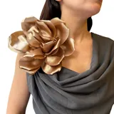 Broche de seda color dorado con forma de flor grande.
