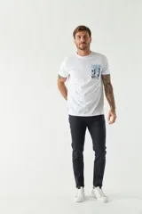 Pantalón de gabardina azul marino, corte slim, con cinco bolsillos y logo bordado.