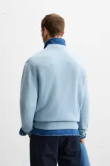 Jersey celeste de cashmere y lana, de corte relajado, cuello redondo y manga larga con terminaciones en rib.