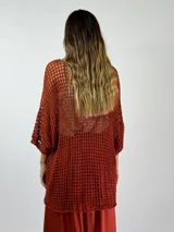 Top de red color salmón, con escote en V y mangas anchas.