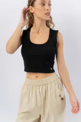 Musculosa corta color gris jaspeado, con cuello cuadrado y tirantes anchos.