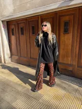 Pantalón Oxford de viscosa con estampado animal print de leopardo en tonos marrones y negros.