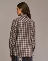 Camisa western a cuadros marrones, blancos y negros, con canesú y botones marrones.