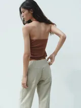Top halter color ladrillo con textura y detalle de encaje a tono en cuello, sisas y ruedo.