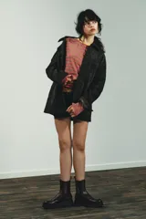 Botín de estilo urbano con efecto desgastado, confeccionado con suela de plataforma dentada y puntera redonda. Cuenta con un diseño tipo pull-on y tirador trasero para facilitar el calce.