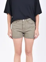 Short color verde militar con tiro alto y ruedo desflecado.