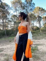 Chal bufanda tejida a mano con lana virgen sin teñir, con puntas desgastadas y teñida a mano en degrade de blanco a rosa.