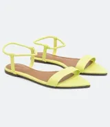 Sandalia plana color amarillo, con punta fina y tira delgada sobre los dedos.