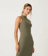 Vestido midi negro de punto acanalado, sin mangas y con cuello alto.