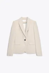 Blazer negra de corte clásico, con cuello solapa, manga larga, bolsillos frontales con solapa y cierre frontal con un botón.