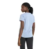 Remera deportiva New Balance Athletics para mujer, color celeste jaspeado, de corte clásico y mangas cortas.