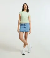 Remera negra de rib de algodón, con cuello redondo y mangas cortas. Corte ajustado y largo a la cadera.