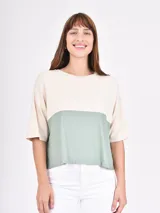Remera de mangas cortas, con corte holgado y diseño color block en tonos beige y verde.