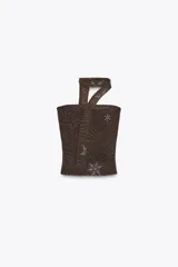 Top marrón con estampado floral y abalorios. Tiene escote recto, hombros descubiertos y un foulard del mismo tejido.