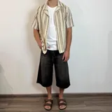 Bermuda de jean azul de corte ancho y largo a la rodilla.