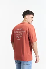 Remera color ladrillo de manga corta con corte oversize y estampado frontal con la frase "creative spark mistral".