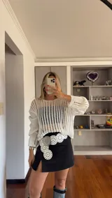 Buzo tejido de hilo color blanco, de mangas largas y calado.