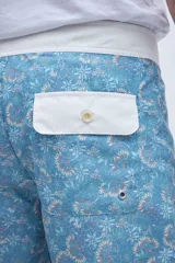 Short de baño color ocre con estampado de mandalas blancas, cintura elastizada con cordón ajustable y calce clásico.